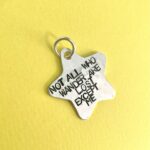 not all who wander are lost χειροποπιητη ταυτοτητα σκυλου